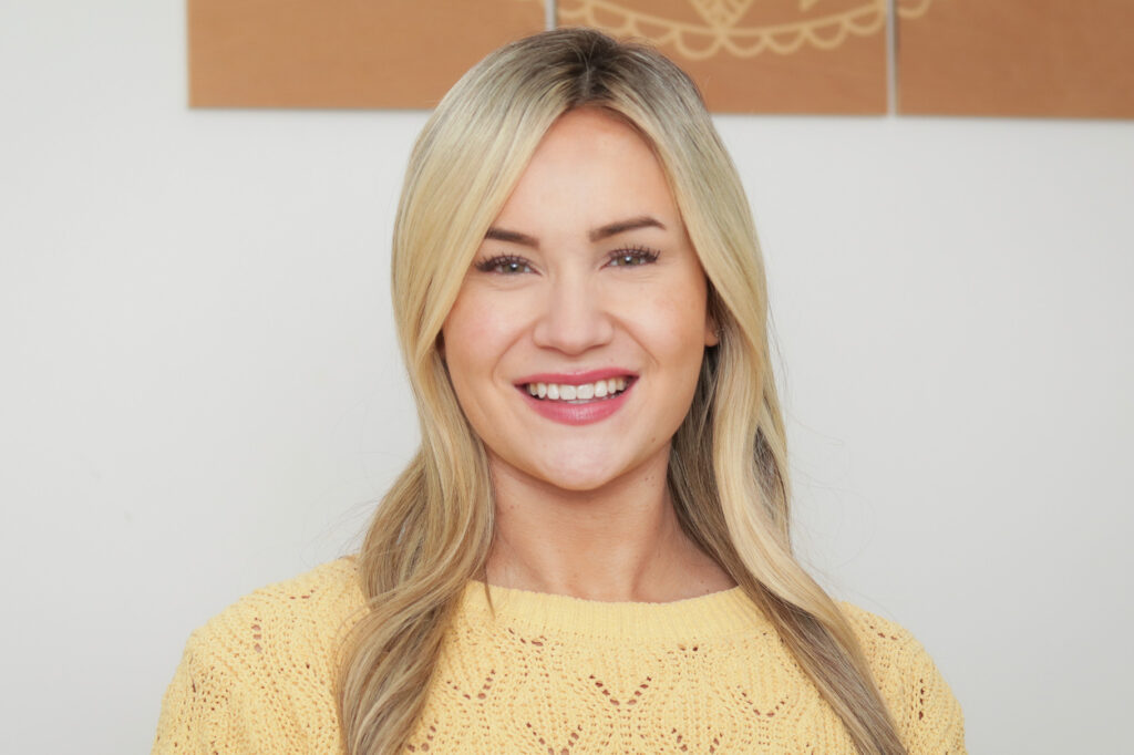 A headshot of Laura Newcomb, LMHC at Beacon Therapy Group.